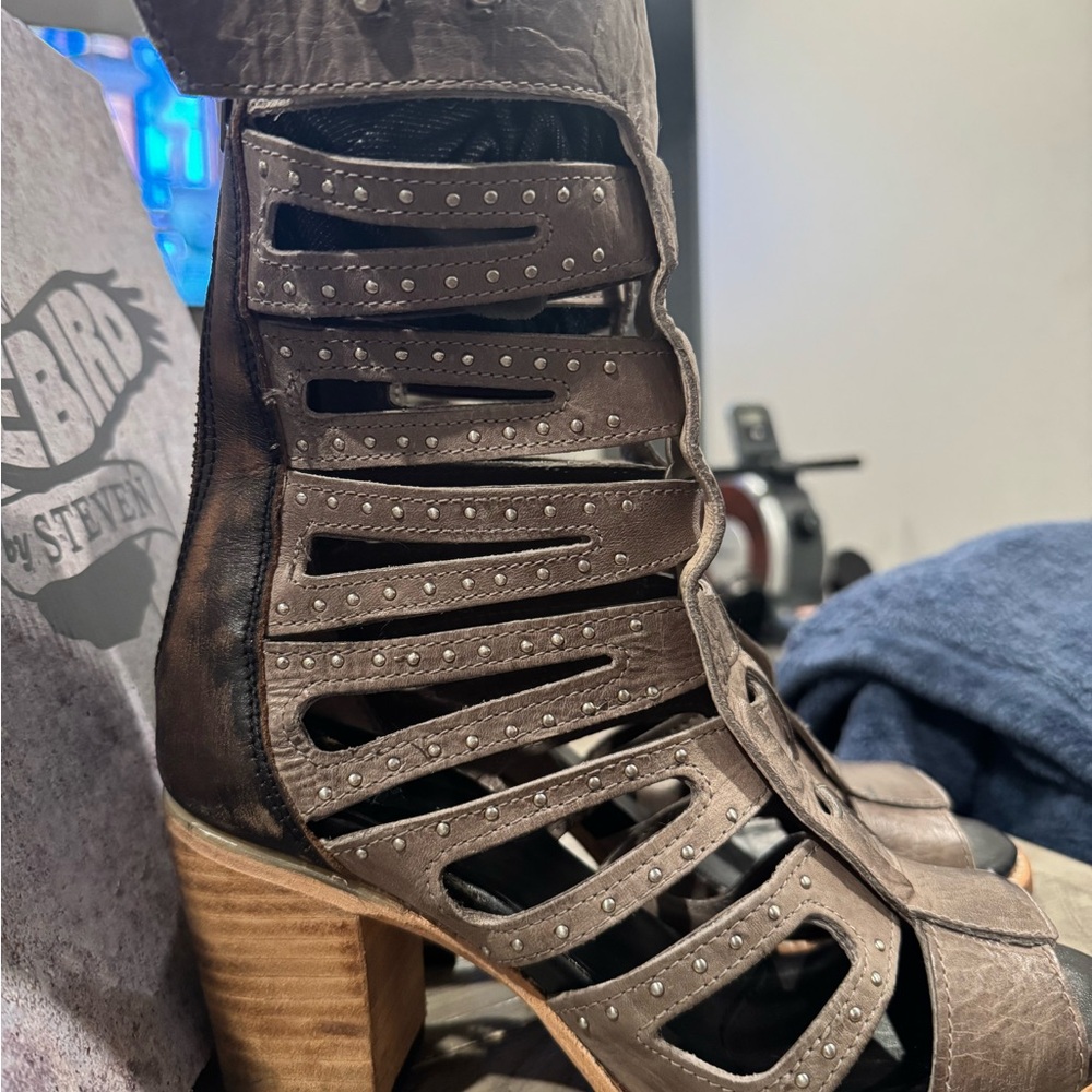 Freebird by Steven Lotus Sandals in Stone size 9 - Picture 3 of 6